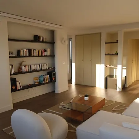 Spacious Near Belleville Διαμέρισμα *